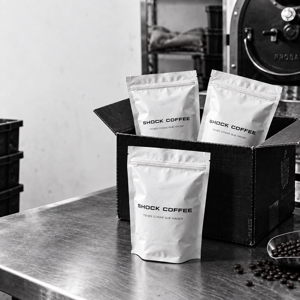 Tres packs Shock Coffee junto a una caja