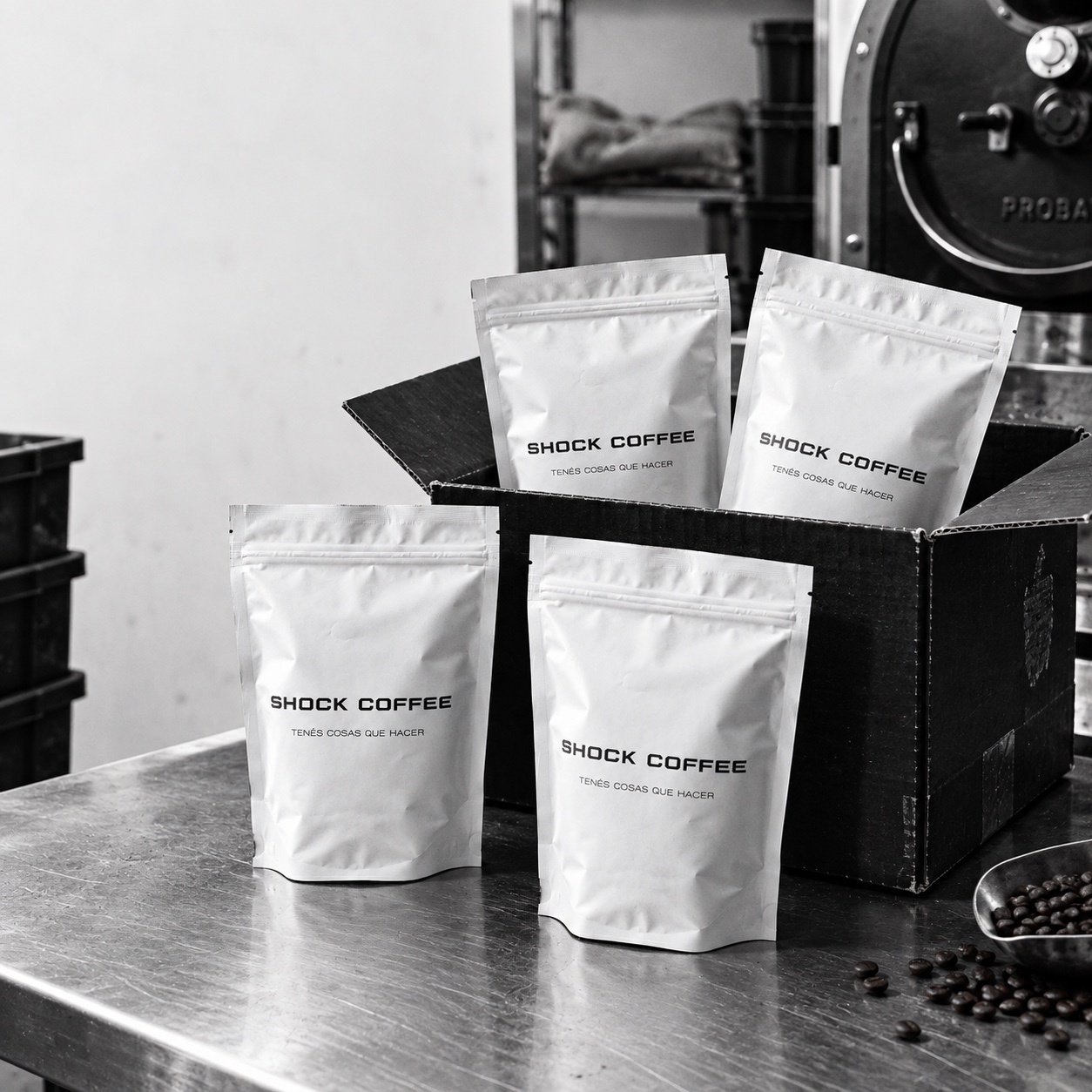 Cuatro packs Shock Coffee junto a una caja